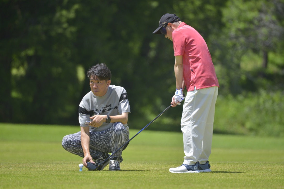 視覚障害者ゴルフの大会で利用者さんに付き添う太陽介護のスタッフ