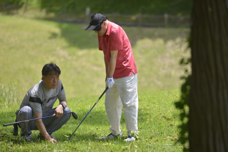 視覚障害者ゴルフの大会で利用者さんに付き添う太陽介護の障害部門スタッフ