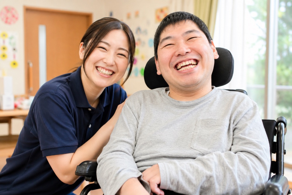 太陽介護サービスのスタッフと利用者さんの笑顔